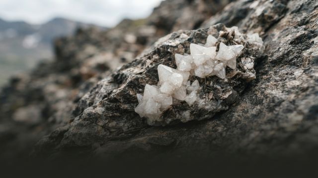 Science & Nature - Chiolite: the snow stone from the Ilmen Mountains
