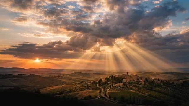 Science & Nature - Sunset Rays Create Rare Reverse Rainbow Fan Over Italy