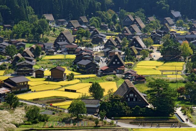 World Wonders - Shirakawa: Historic village of traditional gassho-zukuri homes