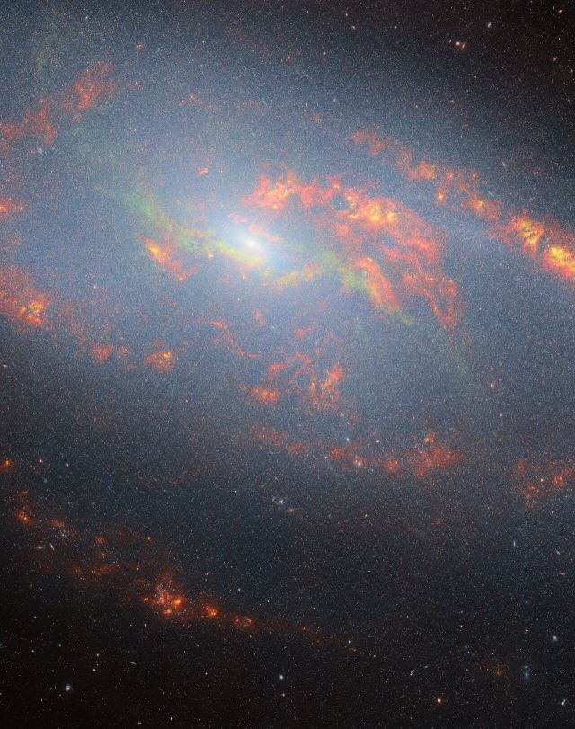 Space - Active supermassive black hole fuels anomalous arms in Messier 106