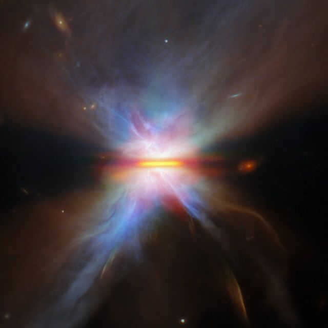 Space - Webb and Hubble zoom in on planet-forming disc
