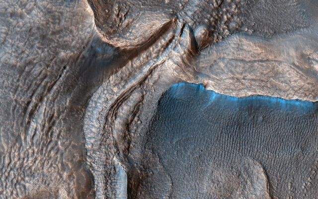 Planet Earth - Harmakhis Vallis: an ancient Martian canyon shaped by ice
