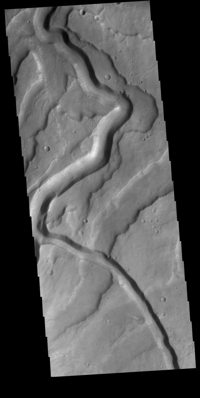 Planet Earth - Tyrrhena Fossae: erosion on an ancient Martian volcano