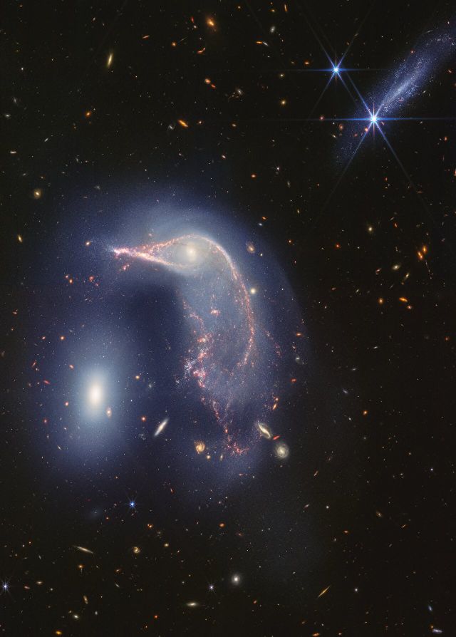 Space - Arp 142: the celestial dance of Penguin and Egg