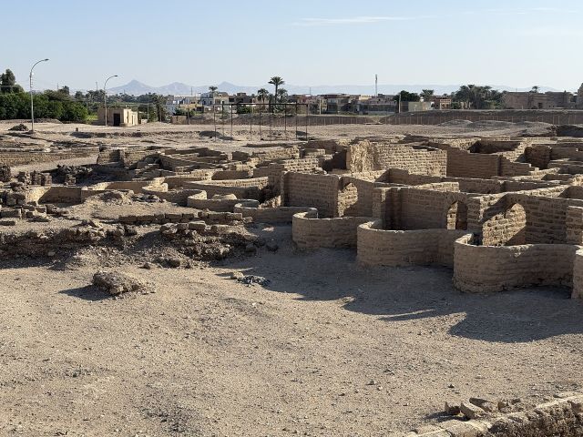 Shipwrecks & Lost Worlds - The Dazzling Aten: Egypt's preserved sun city