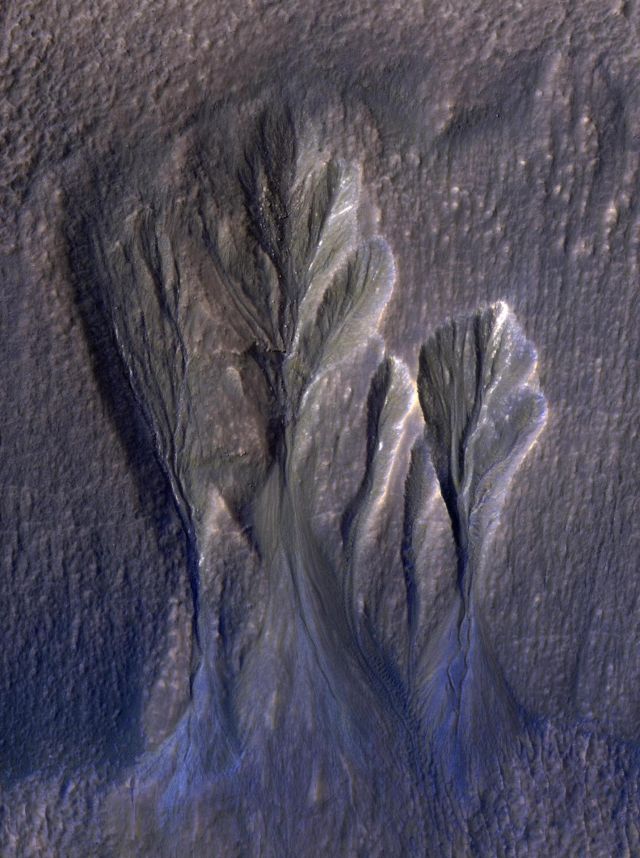 Planet Earth - Mars: How dusty ice might harbour liquid meltwater