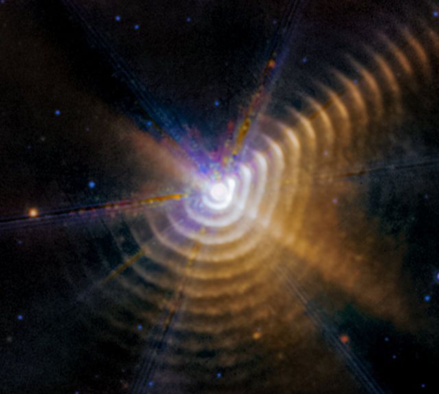 Space - Wolf-Rayet 140: two stars creating concentric dust rings
