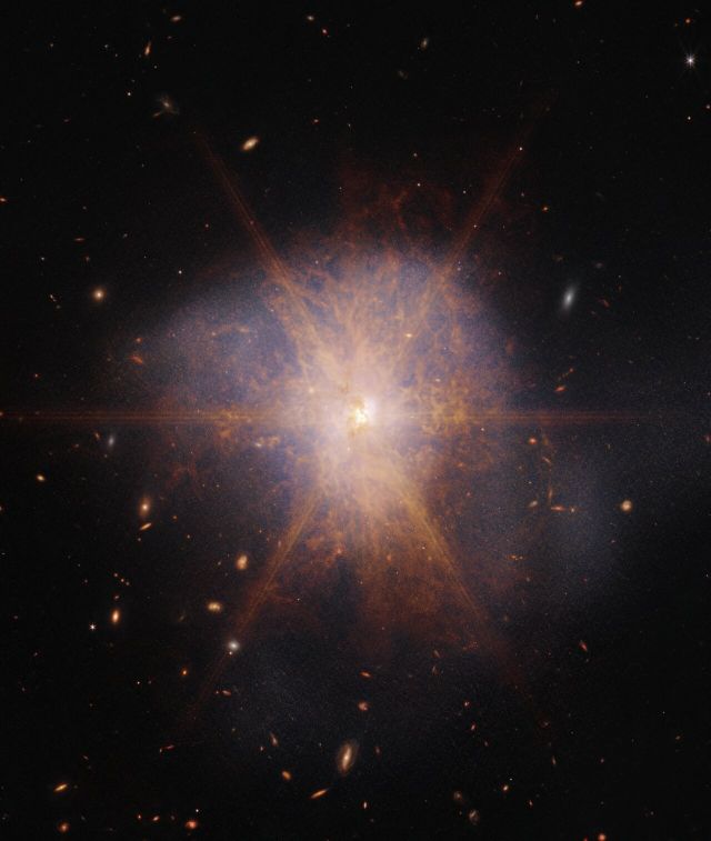 Space - Arp 220: Webb captures a trillion-sun galactic collision