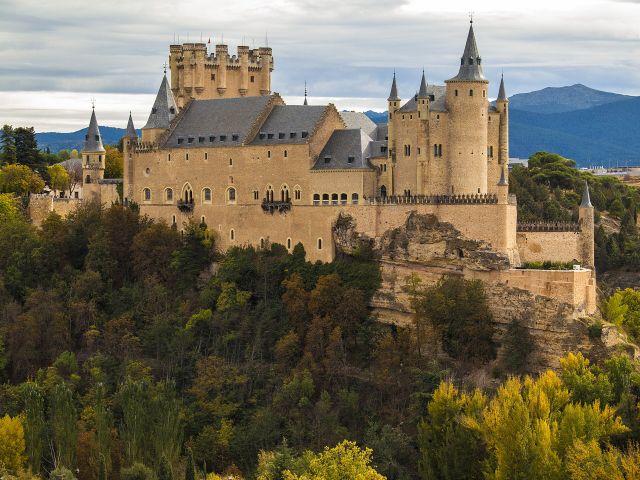 Great Structures - Castles: private fortresses and centers of medieval power