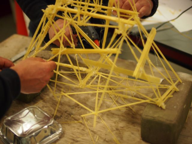 Great Structures - Spaghetti bridges: testing engineering principles with dry pasta