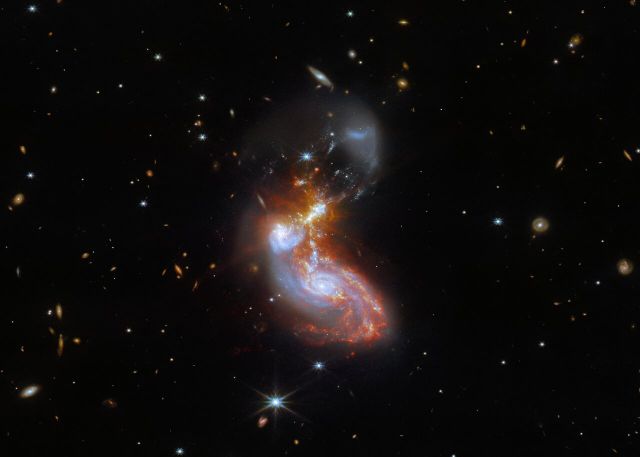 Space - II ZW 96: the chaotic crash of two galaxies