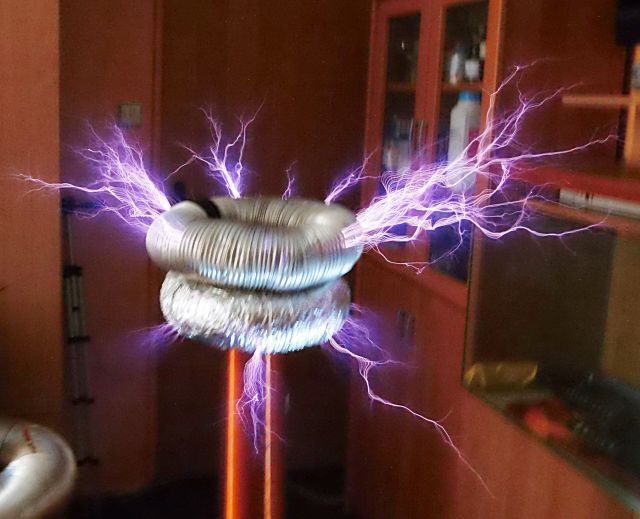 Inventions - The Tesla coil: high-voltage resonance for wireless energy