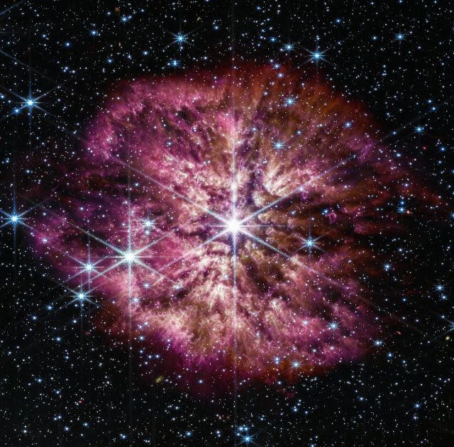 Space - Wolf-Rayet 124: dying giant star sheds cosmic tadpoles