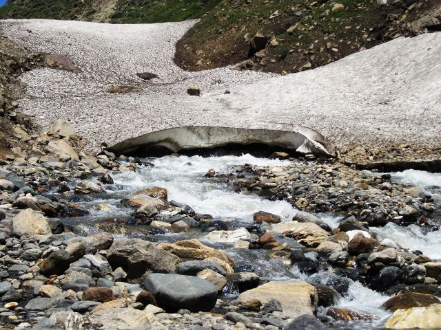 Planet Earth - Subglacial streams: The pressurized rivers beneath glaciers