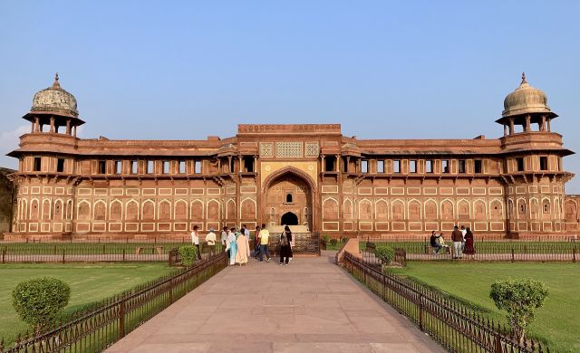 World Wonders - Agra Fort: the imperial red sandstone Mughal stronghold