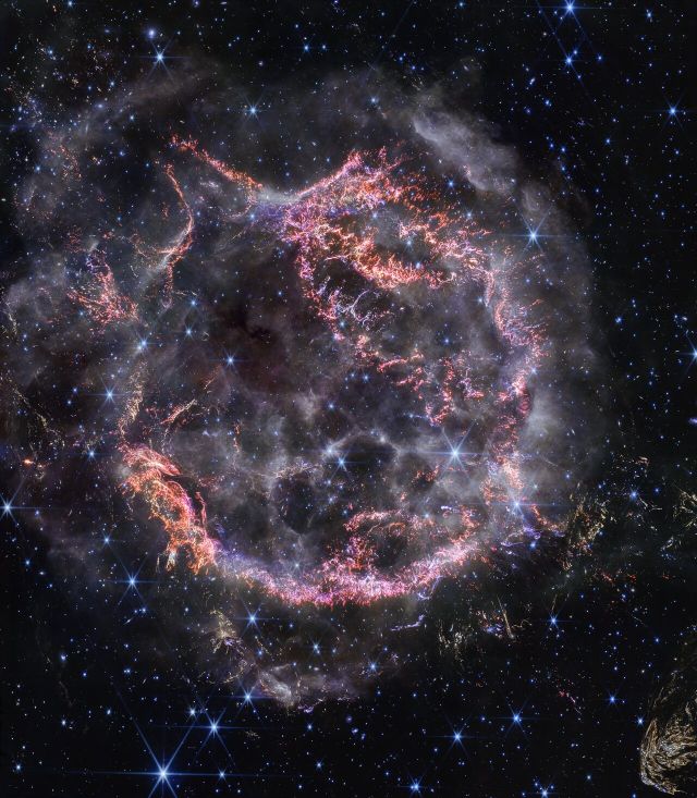 Space - Cassiopeia A: Webb inspects shattered stellar remains