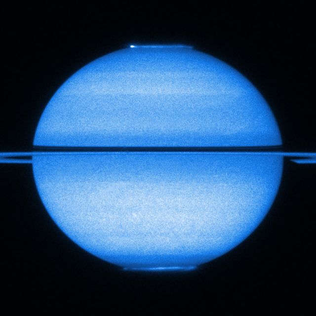 Space - Saturn: Hubble spots uneven aurorae at both poles