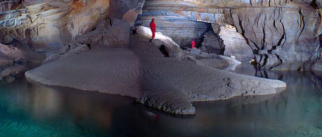 Planet Earth - Underground lakes: hidden waters inside limestone caves