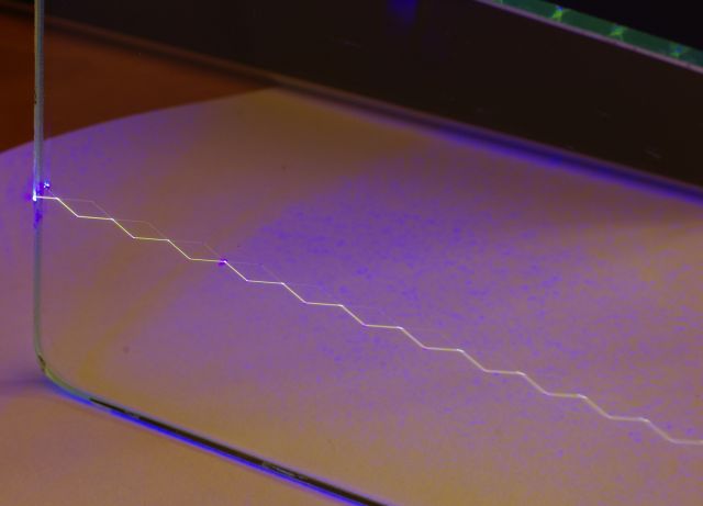 Great Structures - Total internal reflection: How trapped light powers modern technology