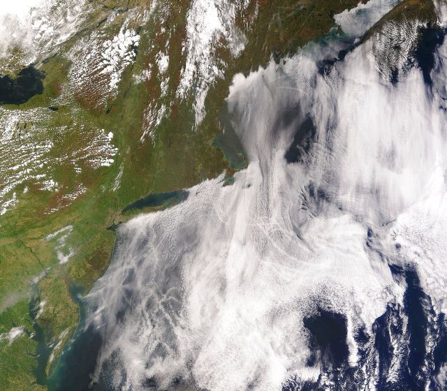 Weather - Ship tracks: narrow cloud trails over the oceans