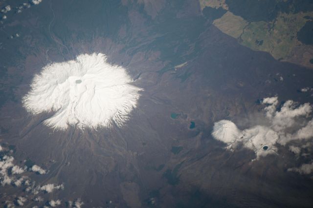Planet Earth - Mount Ruapehu: New Zealand's active snow-capped volcano and lahars