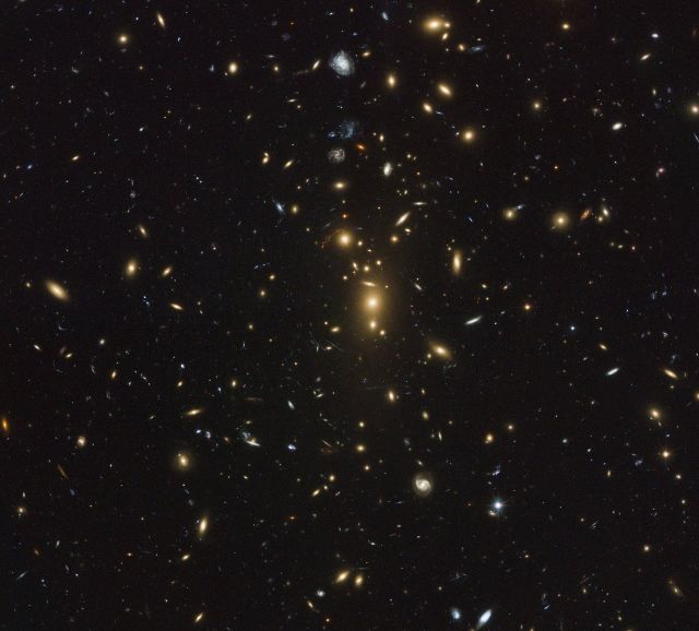 Space - ZwCl 1358+62: A cosmic lens reveals hidden distant galaxies