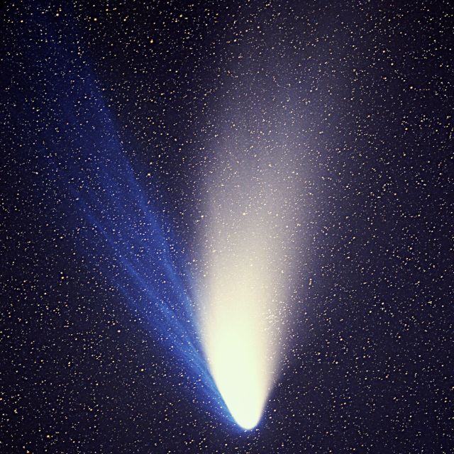 Astronomy - Comets: icy travelers sweeping through the Solar System