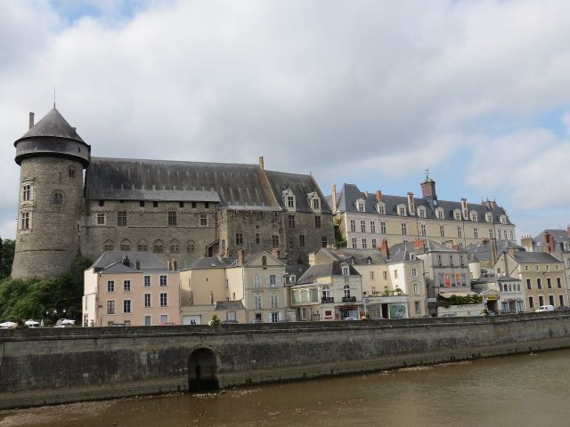 Castles & Palaces - Laval Castle: Medieval fortress above the Mayenne River