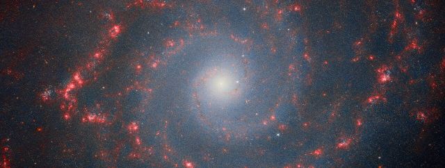 Space - Phantom Galaxy: How newborn stars shape cosmic spirals