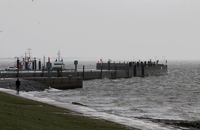 Weather - Storm surge: ocean surges driven by powerful storms
