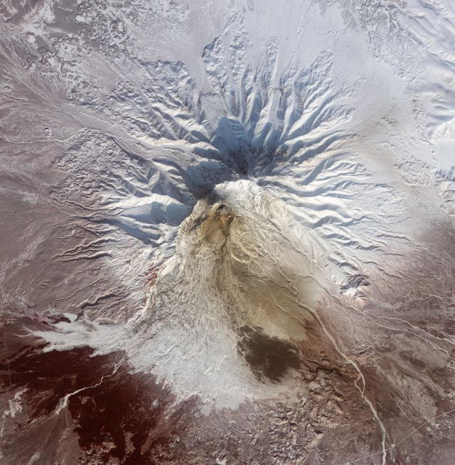 Planet Earth - Shiveluch volcano: Satellite tracks massive pyroclastic flow