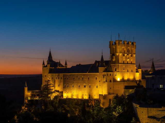 Castles & Palaces - Alcázar: The fortified palaces that shaped medieval Spanish rule