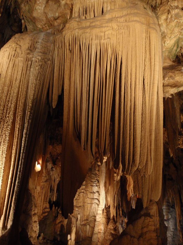 Planet Earth - Flowstone: The mineral sheets shaping subterranean caves