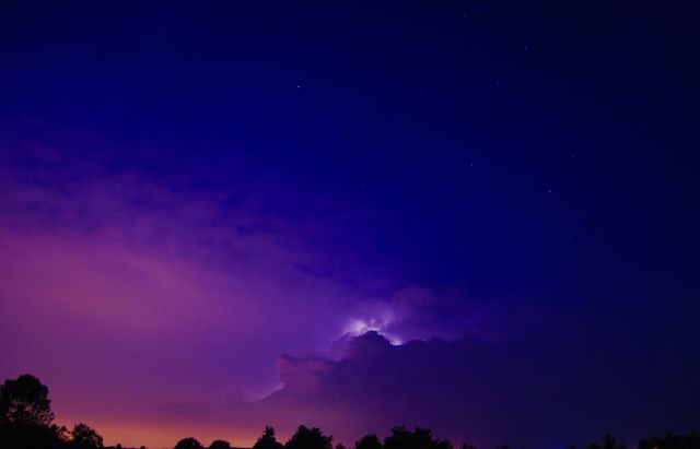 Weather - Heat lightning: the silent flashes of distant storms
