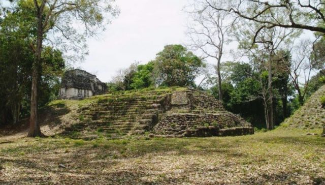 Maya, Aztecs & Incas - Naachtun: the remote Maya city between two superpowers
