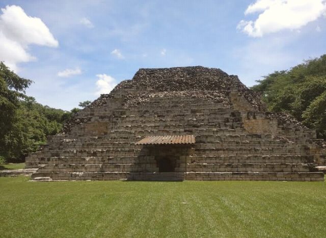 Maya, Aztecs & Incas - El Puente: the Maya frontier city of Honduras